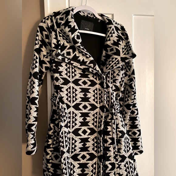 Steve Madden White & Black Geometric Fleece Wrap Jacket - Picture 1 of 9